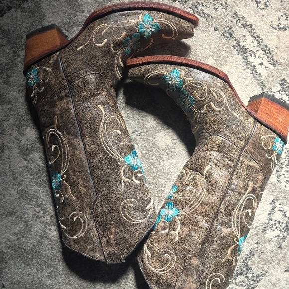 Corral Boots Shoes - NWOT Corral Circle G Brown Boots with Turquoise Floral Embroidery